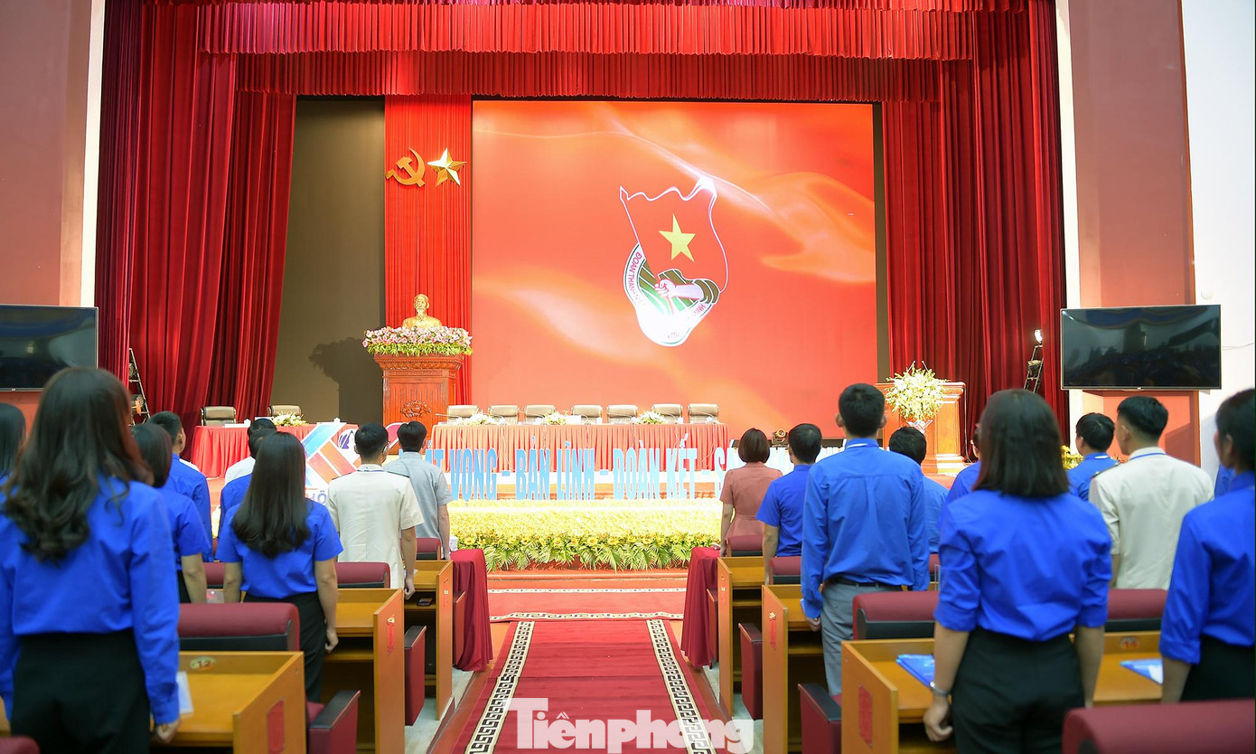 Các đại biểu thực hiện nghi lễ chào cờ. Ảnh: Xuân Tùng - Hân Nguyễn Các đại biểu thực hiện nghi lễ chào cờ. Ảnh: Xuân Tùng - Hân Nguyễn