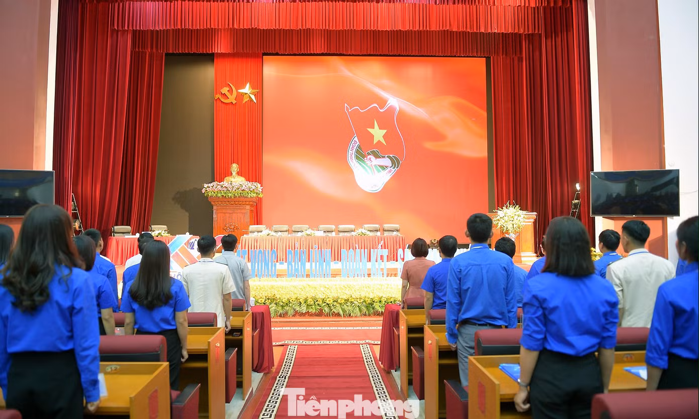Các đại biểu thực hiện nghi lễ chào cờ. Ảnh: Xuân Tùng - Hân Nguyễn