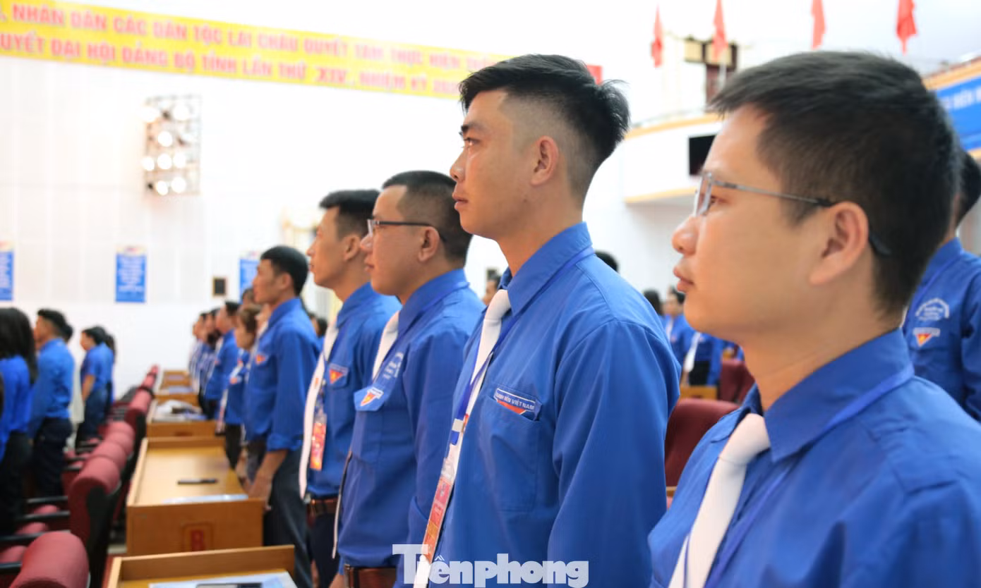 Các đại biểu thực hiện nghi lễ chào cờ. Ảnh: Xuân Tùng - Hân Nguyễn