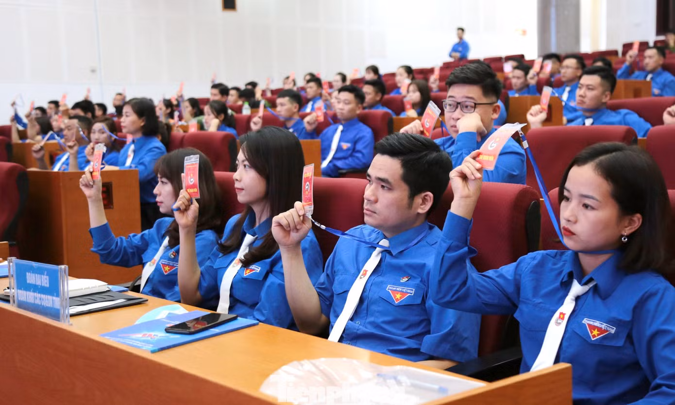 Các đại biểu biểu quyết nội dung, chương trình đại hội. Ảnh: Hân Nguyễn