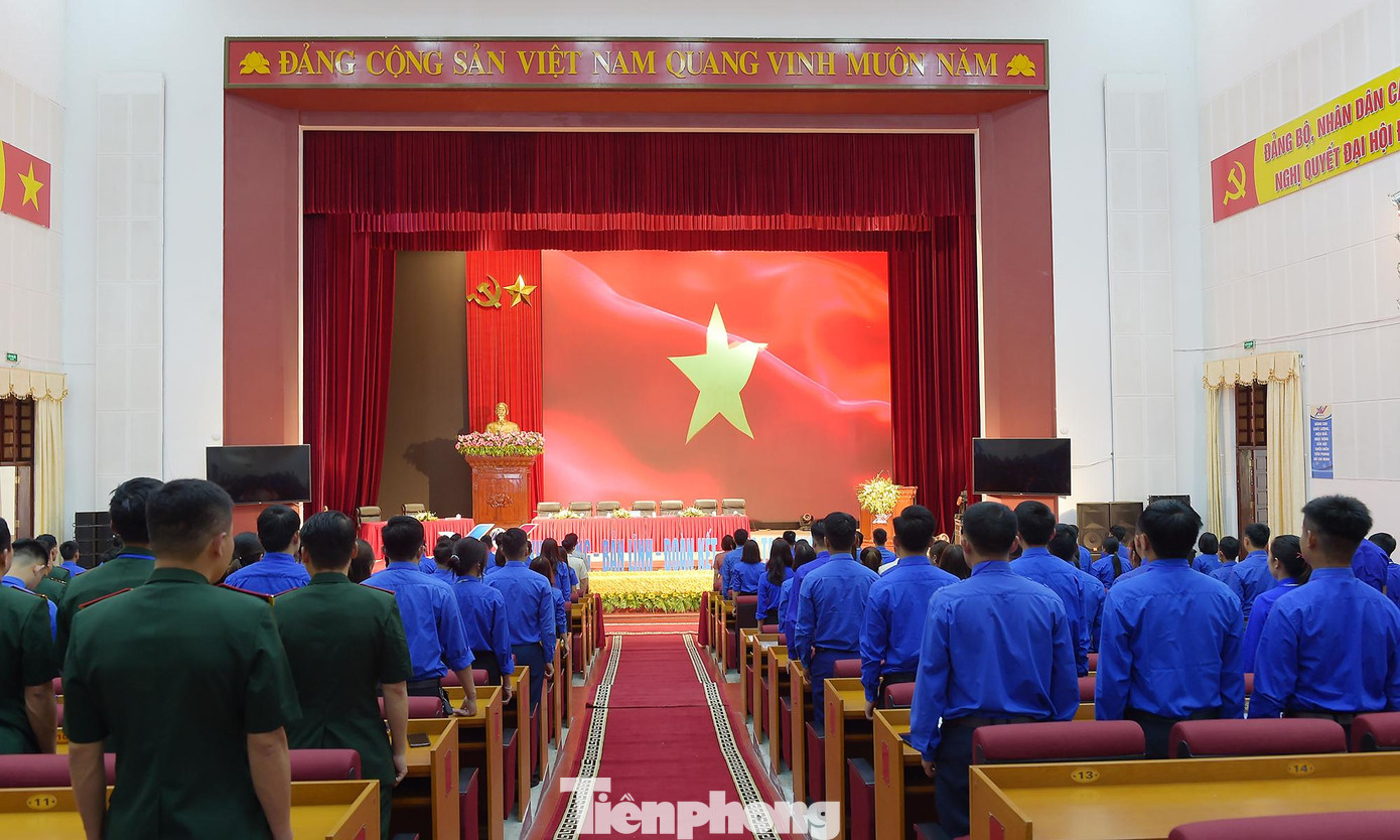 Các đại biểu thực hiện nghi lễ chào cờ. Ảnh: Xuân Tùng - Hân Nguyễn Các đại biểu thực hiện nghi lễ chào cờ. Ảnh: Xuân Tùng - Hân Nguyễn