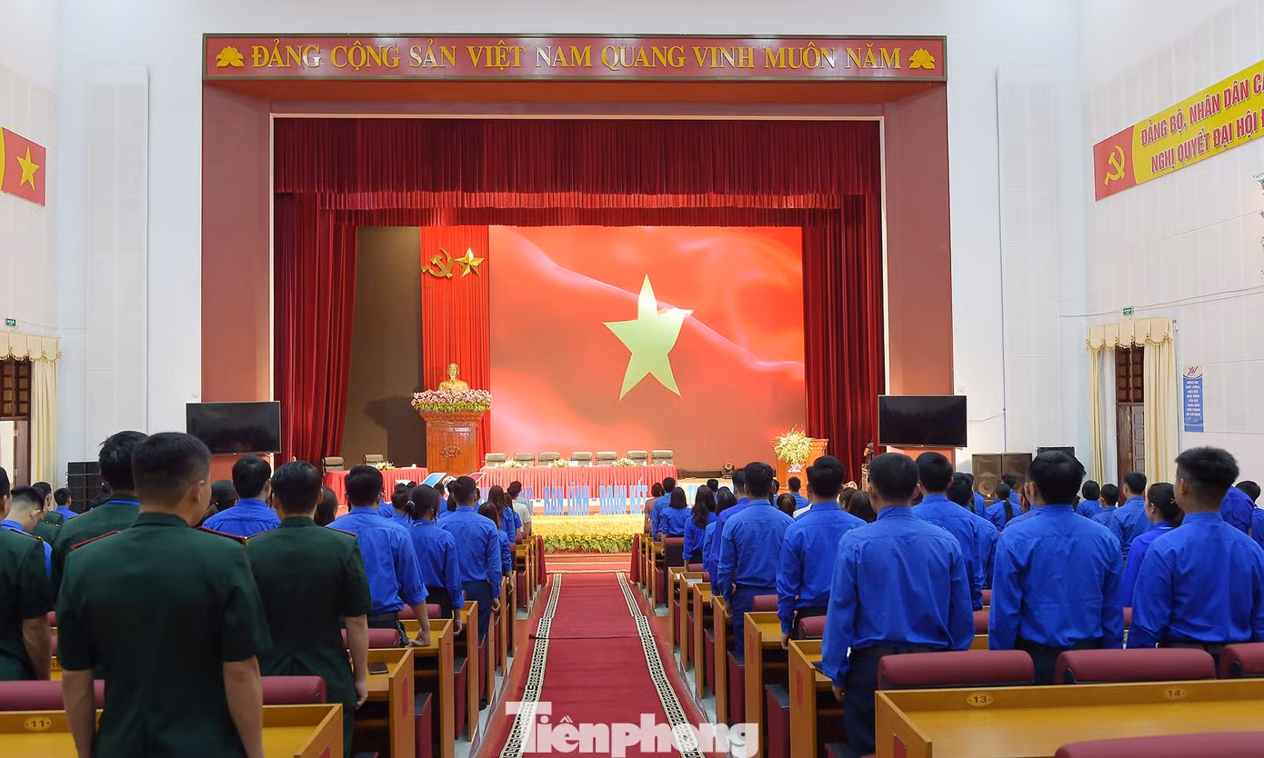 Các đại biểu thực hiện nghi lễ chào cờ. Ảnh: Xuân Tùng - Hân Nguyễn