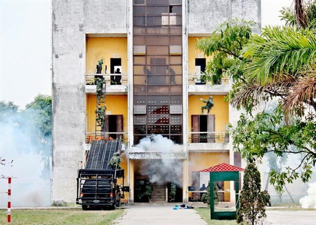  Lính đặc công sẵn sàng chiến đấu Lính đặc công diễn tập chống khủng bố, giải thoát con tin trong nhà cao tầng. (Nguồn: Binh chủng Đặc công)