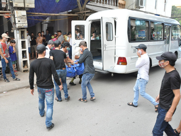 Thi thể hai nạn nhân được đưa về nhà xác