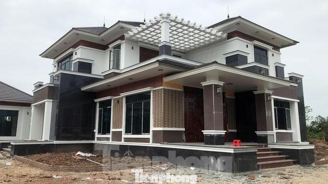 Một tòa lâu đài có giá trị ước tính khoảng nửa triệu đô đang xây trái phép trên đất Nông trường Quý Cao.