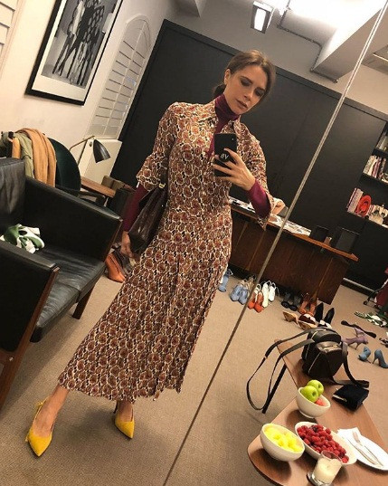 Bà Becks tình tứ ôm chồng ở Paris ảnh 4