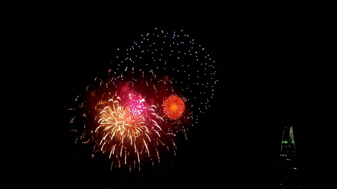Màn pháo hoa trong thời khắc ngày đầu tiên của năm 2018 tại TP. HCM. - Ảnh: Ngô Bình Việt Nam bước sang năm mới 2018 ảnh 8