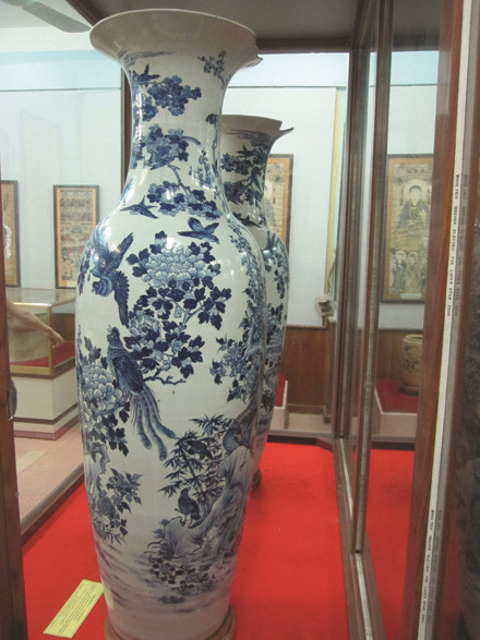 Đôi bình “Bách điểu” hiện được trưng bày tại Bảo tàng Quảng Ninh. Phần khuyết ở miệng bình được cho là do lính Nhật chém