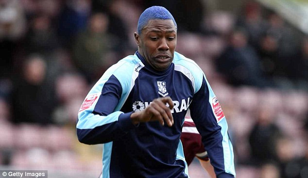 Bas Savage sau đó chuyển sang màu xanh nổi bật