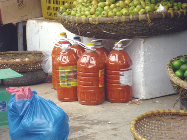 Tương ớt không rõ nguồn gốc được bày bán tại nhiều chợ ở Hà Nội. Ảnh: Nguyễn Hoài