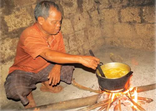 Ông Hồ Văn Ninh trổ tài nấu món cháo tà lục tà lạo