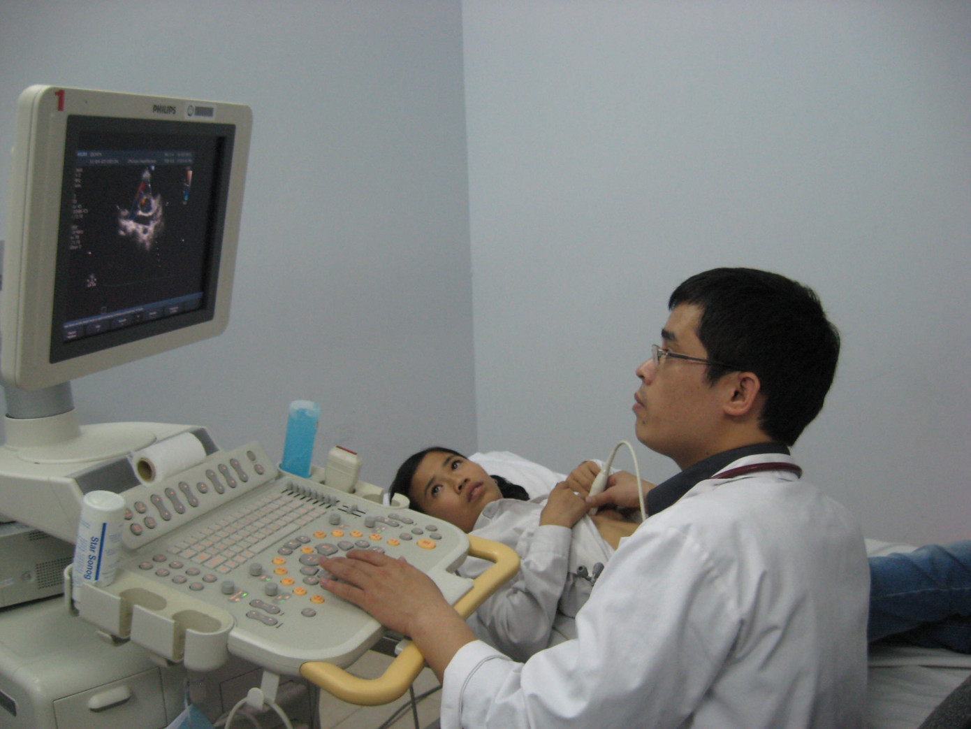 BS Trung tâm tim mạch Quốc gia đang khám cho bệnh nhi bị tim bẩm sinh