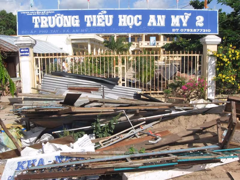 Tài sản của dân được dưa vào trường học