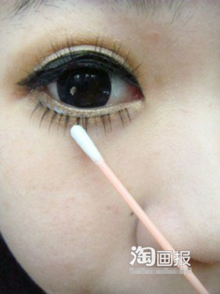 Sử dụng bông tai nhấn nhẹ mi giả dưới