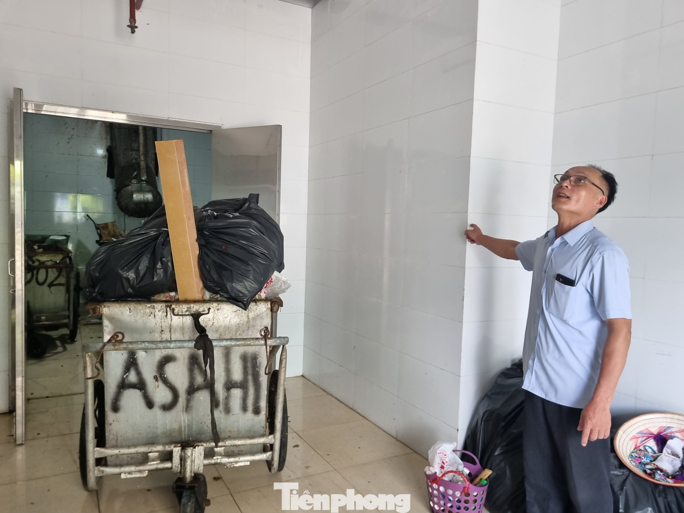 Gạch ốp tường nhà rác, được quyết toán với giá gạch ốp lát cao cấp.