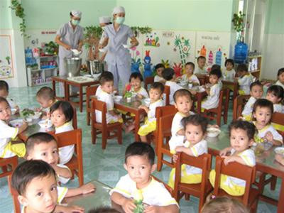 Giờ ăn trưa của các cháu lớp Mầm - Ảnh: Đức Thịnh Giờ ăn trưa của các cháu lớp Mầm - Ảnh: Đức Thịnh