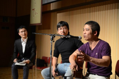 Giáo sư Cù Trọng Xoay-Đinh Tiến Dũng và nhạc sỹ Trương Quý Hải giao lưu văn nghệ tại đêm tiệc. Giáo sư Cù Trọng Xoay-Đinh Tiến Dũng và nhạc sỹ Trương Quý Hải giao lưu văn nghệ tại đêm tiệc