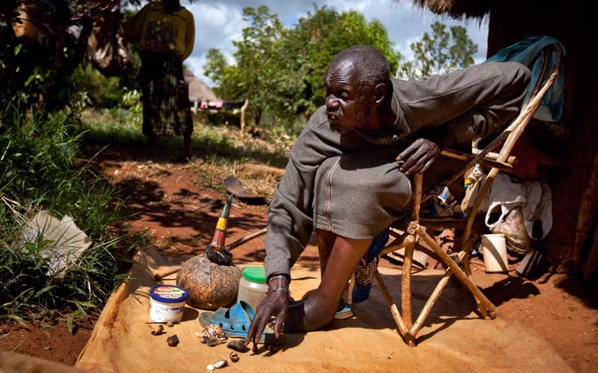 Một thầy phủ thủy tại Kenya đang sử dụng những vỏ sò để xem dự đoán xem ai sẽ thắng cử trong cuộc bầu cử tổng thống Mỹ