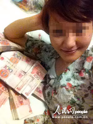 Cô gái trẻ khoe khoang sự giàu có của người tình là trùm ma túy với nụ cười mãn nguyện