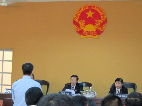 Phiên tòa thu hút rất nhiều người đến tham dự sáng ngày 2-1 vì sự hy hữu và số tiền khủng