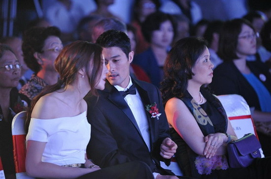 Cha Ye Ryeon chỉ đồng ý chụp hình chung với Johnny Trí Nguyễn, hoặc nếu không cô sẽ đứng một mình. Cha Ye Ryeon chỉ đồng ý chụp hình chung với Johnny Trí Nguyễn, hoặc nếu không cô sẽ đứng một mình