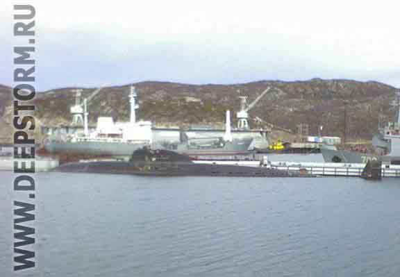 B-306 (tức K-306) đề án 671 trước đây thuộc quân số sư đoàn tàu ngầm số 3 phân hạm đội tàu ngầm số 11 Hạm đội Biển Bắc, neo đậu bảo quản trong vịnh Kut, mũi Olenhia, thành phố Snezhnogorsk năm 2007, ảnh Grigorenko