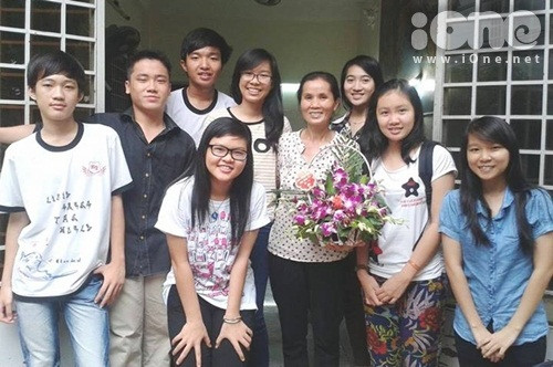 Hoàng Phước (ngoài cùng bên trái) cùng bạn bè và cô giáo. Ảnh: NVCC