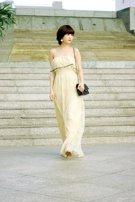 Ngọc Trinh đẹp hút hồn trong những bộ đầm sexy, bắt mắt.