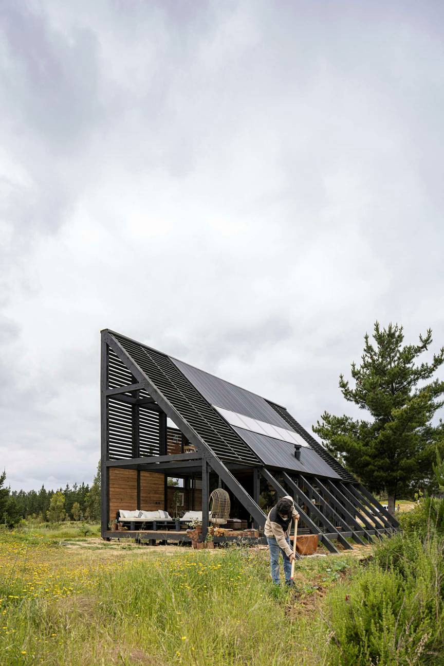 Công trình có cấu trúc vừa thẳng đứng vừa trải ngang – tạo hình như một mũi nêm cắm xuống mặt đất.