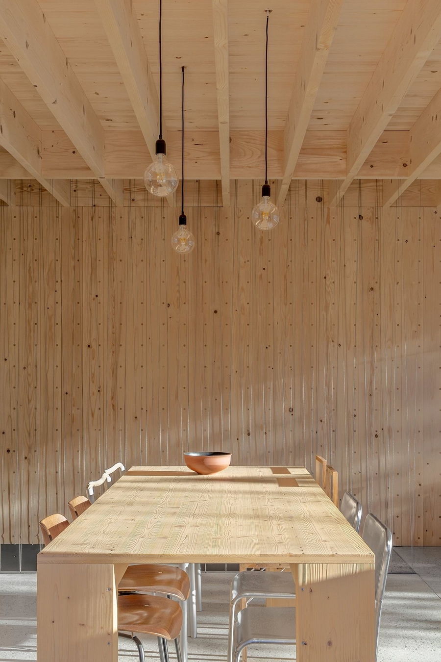 Vật liệu lợp mái tiếp tục truyền thống của ván lợp gỗ thông xẻ thô, đan xen với một lưới chính xác của các tấm chắn tuyết bằng kim loại được làm riêng.