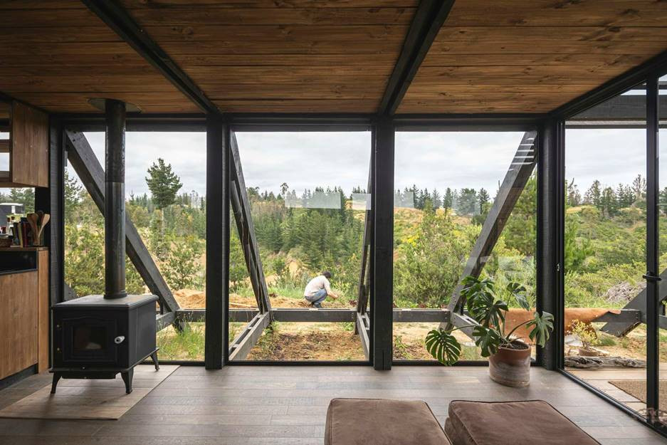 Lò sưởi nhỏ đặt gọn một góc, thêm chút ấm áp cho những ngày gió biển thổi mạnh.