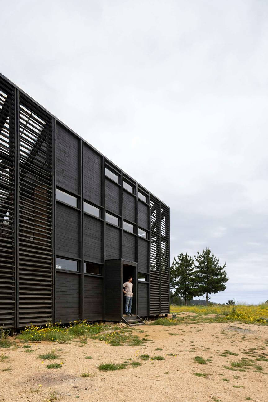 Khung gỗ kết hợp với dây thép là phần "xương sống", giúp ngôi nhà cao ba tầng và mở rộng chín mô-đun ngang, tạo nên tổng diện tích sử dụng hơn 80m².