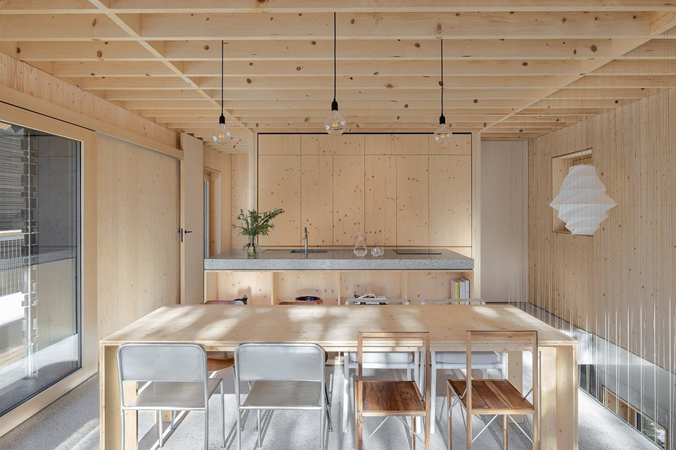 Mái nhà hình chữ A mang tính biểu tượng và một là khung đỡ cho sân thượng cao dần mở ra thông qua sự lặp lại nhịp nhàng của các cột hình chữ V.