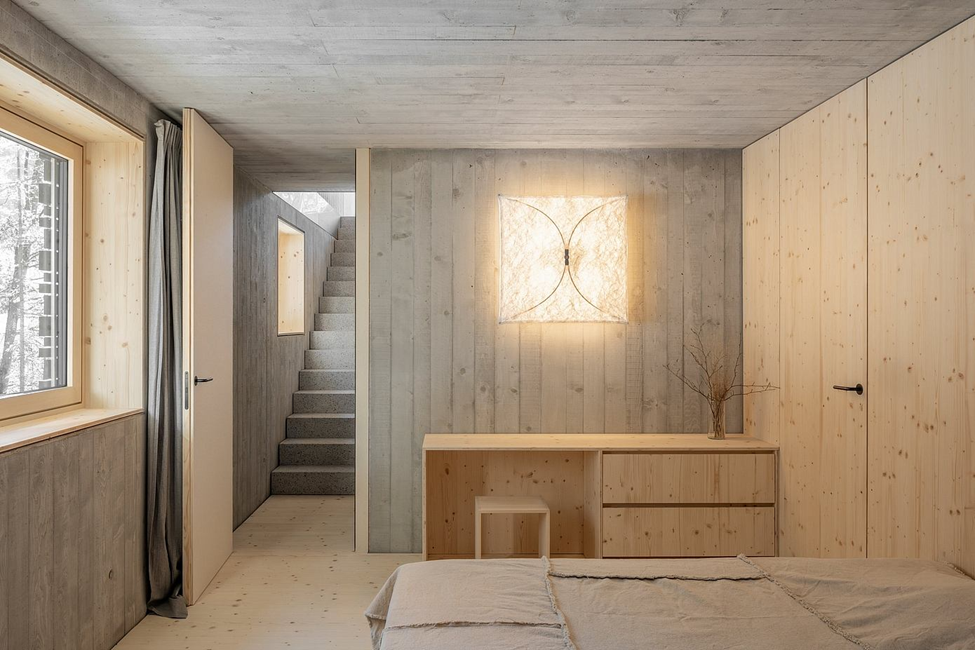 Nhờ vị trí đặt khéo léo trên địa hình dốc, chất liệu và bảng màu hài hòa, hai căn nhà hòa quyện tự nhiên với rừng thông hỗn hợp xung quanh, đồng thời hoàn thiện tổng thể khu nghỉ dưỡng hiện hữu.