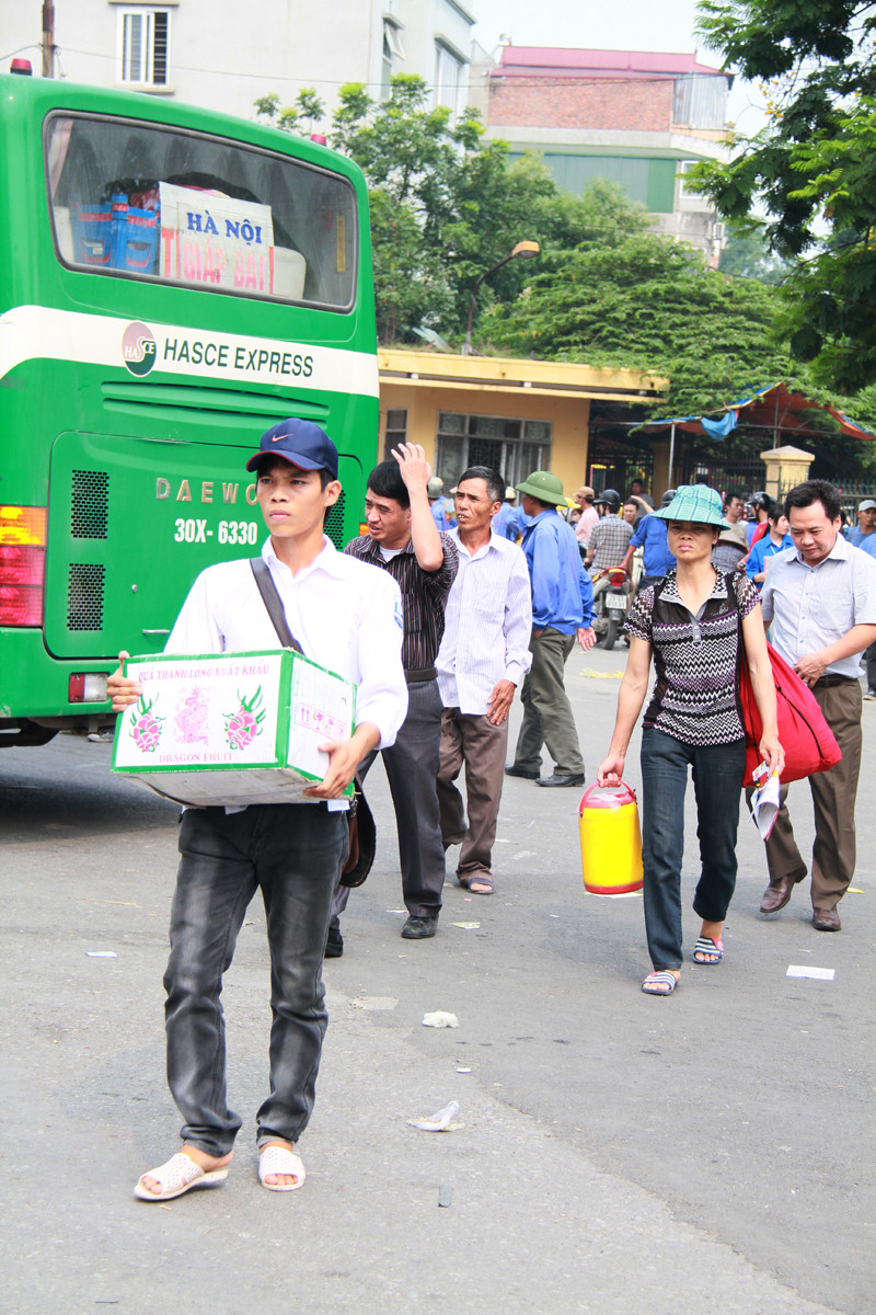 Hôm nay, 30 - 6, hàng ngàn sĩ tử cùng phụ huynh bắt xe về Hà Nội, chuẩn bị dự thi Đại học. Ảnh: Trường Phong