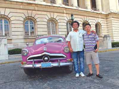 Lái xe Zoano 41 tuổi cùng tác giả bên chiếc Ford sản xuất năm 1951