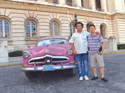 Lái xe Zoano 41 tuổi cùng tác giả bên chiếc Ford sản xuất năm 1951