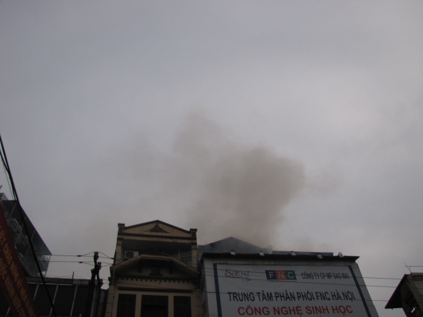 ... những cũng phải mất gần một tiếng, đám cháy mới cơ bản được dập tắt