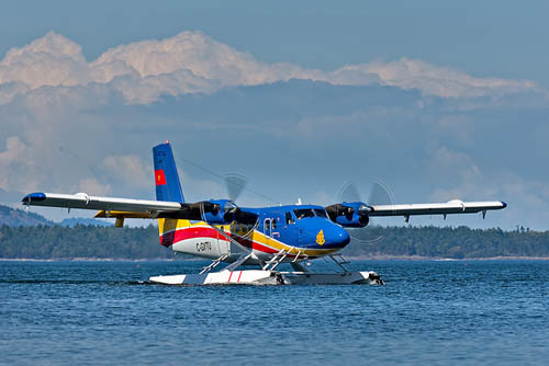 Phi công Việt Nam điều khiển DHC-6 Twin Otter hạ và cất cánh trên mặt nước
