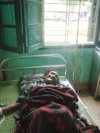 Ông Thanh đang được các BS khám bệnh và truyền nước