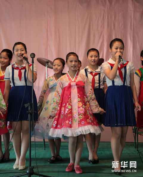 Các nữ sinh trung học xinh xắn đang biểu diễn văn nghệ. Ảnh chụp ngày 5-10 tại một trường trung học thuộc Bình Nhưỡng.