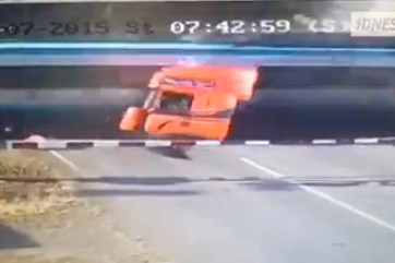 10 video ‘hot’: Vờ hỏi mua điện thoại rồi cướp ảnh 10