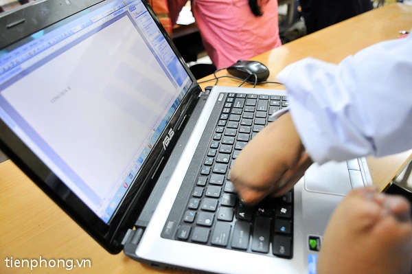 Cậu thử sức với chiếc máy tính của bạn cùng lớp. Lở rất muốn có một chiếc máy tính cá nhân để được học tin học và tiếp nhận những kiến thức mới.