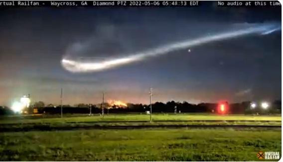 Máy ảnh ghi lại được hình ảnh con sứa trên bầu trời Georgia ngày 5/5 Máy ảnh ghi lại được hình ảnh con sứa trên bầu trời Georgia ngày 5/5