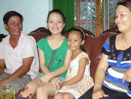 Chị Nguyễn Thị Kim Huệ (áo xanh). Chị Nguyễn Thị Kim Huệ (áo xanh)