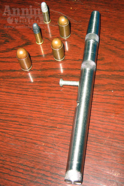 Súng bút và đạn được phát hiện tại nơi ở . Súng bút và đạn được phát hiện tại nơi ở