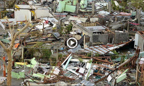Thành phố Tacloban tan hoang sau siêu bão HaiYan quét qua. Ảnh chụp màn hình Thành phố Tacloban tan hoang sau siêu bão HaiYan quét qua.