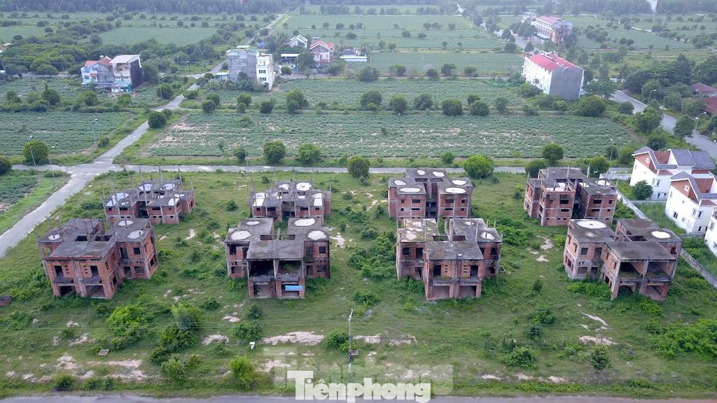 Những biệt thự bỏ hoang trong Thành phố mới Nhơn Trạch. Những biệt thự bỏ hoang trong Thành phố mới Nhơn Trạch.