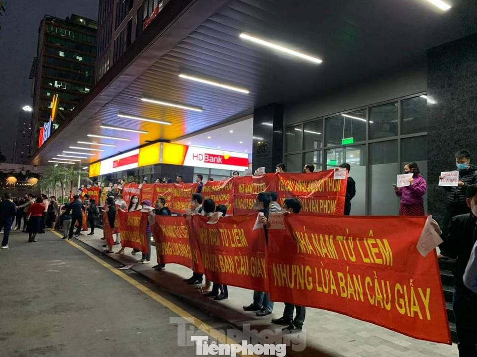 Việc chủ đầu tư bán nhà "sai địa chỉ" khiến cư dân vô cùng bức xúc. Việc chủ đầu tư bán nhà "sai địa chỉ" khiến cư dân vô cùng bức xúc.