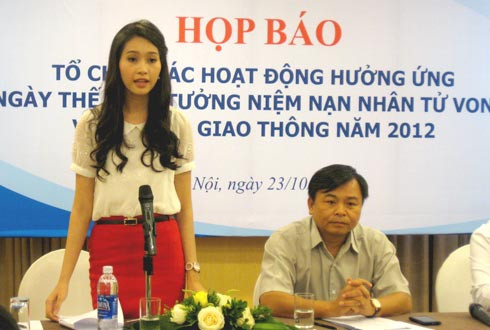 Hoa hậu Đặng Thu Thảo trao đổi với báo chí sáng 23-10
